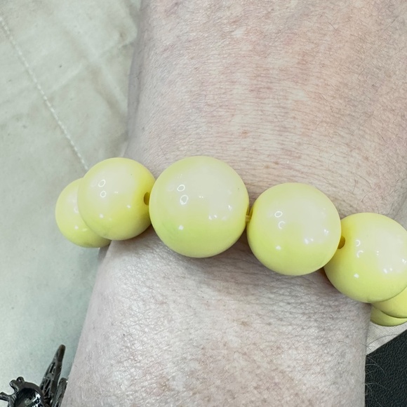 Buttery Yellow, Round, Tagua Nut Graduating Bead Stretchy Bracelet - Vintage - Picture 10 of 13